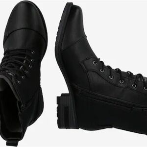 Black Ankle Boots with Chunky Sole and Lace-Up Design